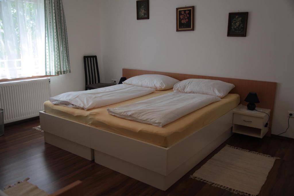 Pension Casa Topolino Wiener Neustadt Luaran gambar