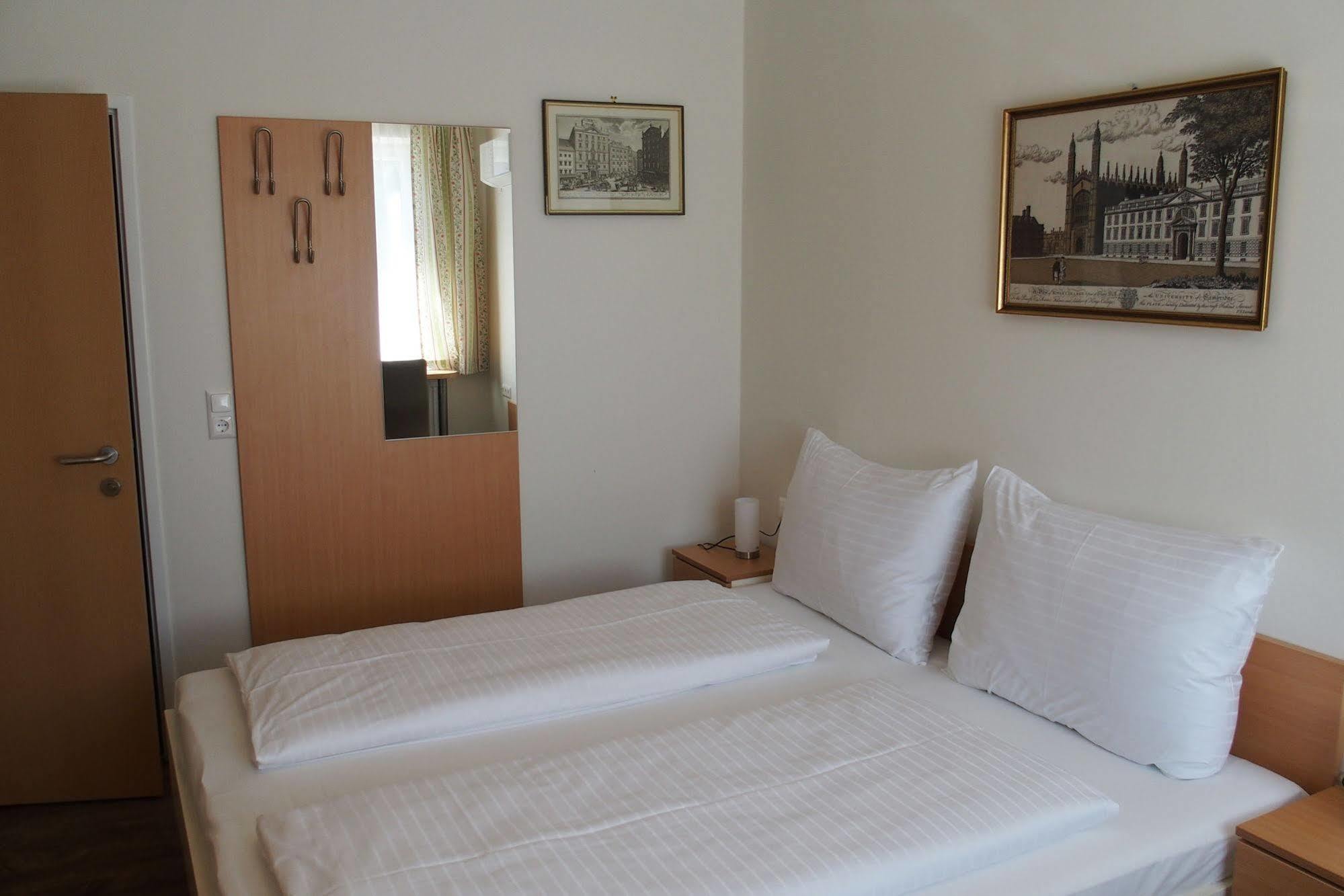 Pension Casa Topolino Wiener Neustadt Luaran gambar